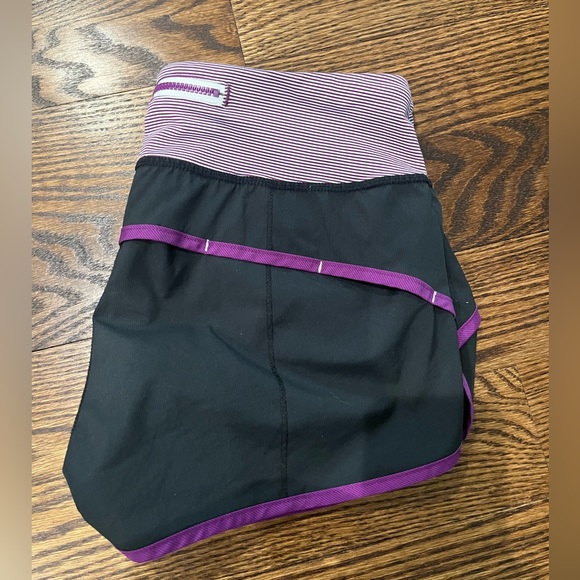 lululemon athletica Pants - Lululemon Run Speed Shorts Size 4 2.5” Low Rise Black with Purple